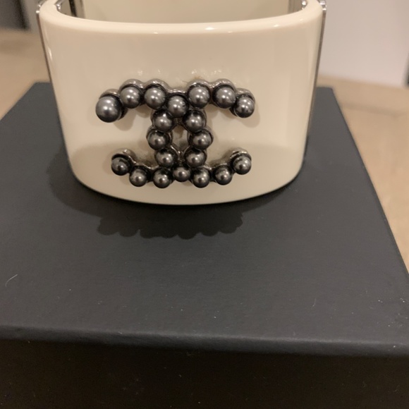 Chanel cuff in ivory  color with grey pearls (CC logo) - Picture 5 of 15